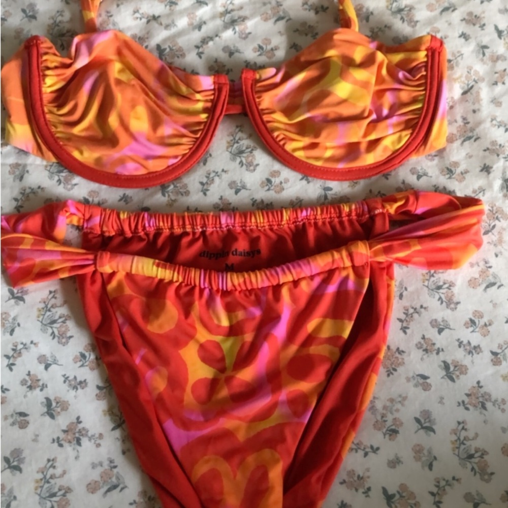 Dippin’ Daisys’ bikini set size medium sungazer/red